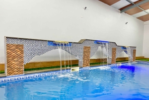 Omã: excursão de aventura de 5 dias com fortes, souqs e montanhas