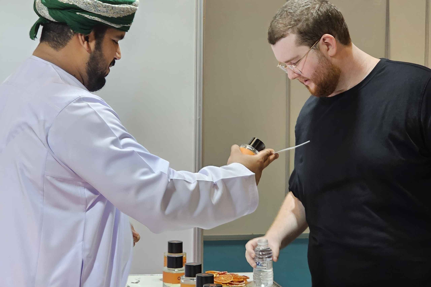 オマーン：伝統的なコーヒー付き香水工場ツアー