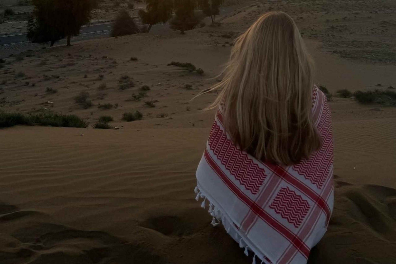 Solnedgång i öknen med upphämtning