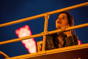 Pariisi: Avoimen bussin panoraamakierros yöllä.