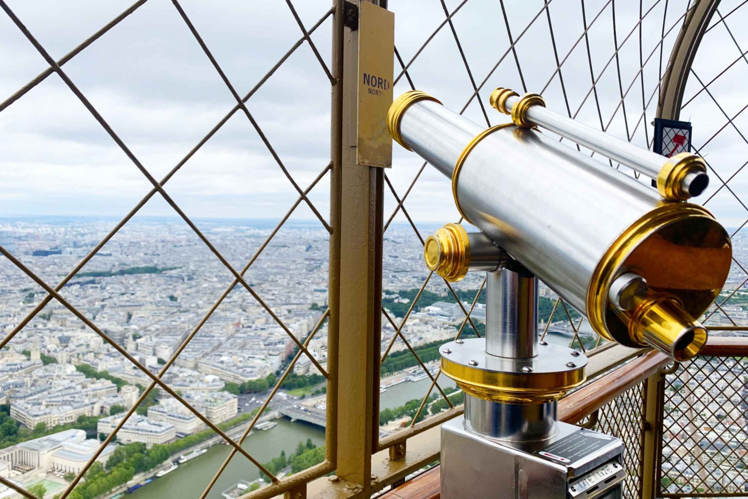 Paris: Torre Eiffel: acesso ao 2º andar ou acesso à cimeira