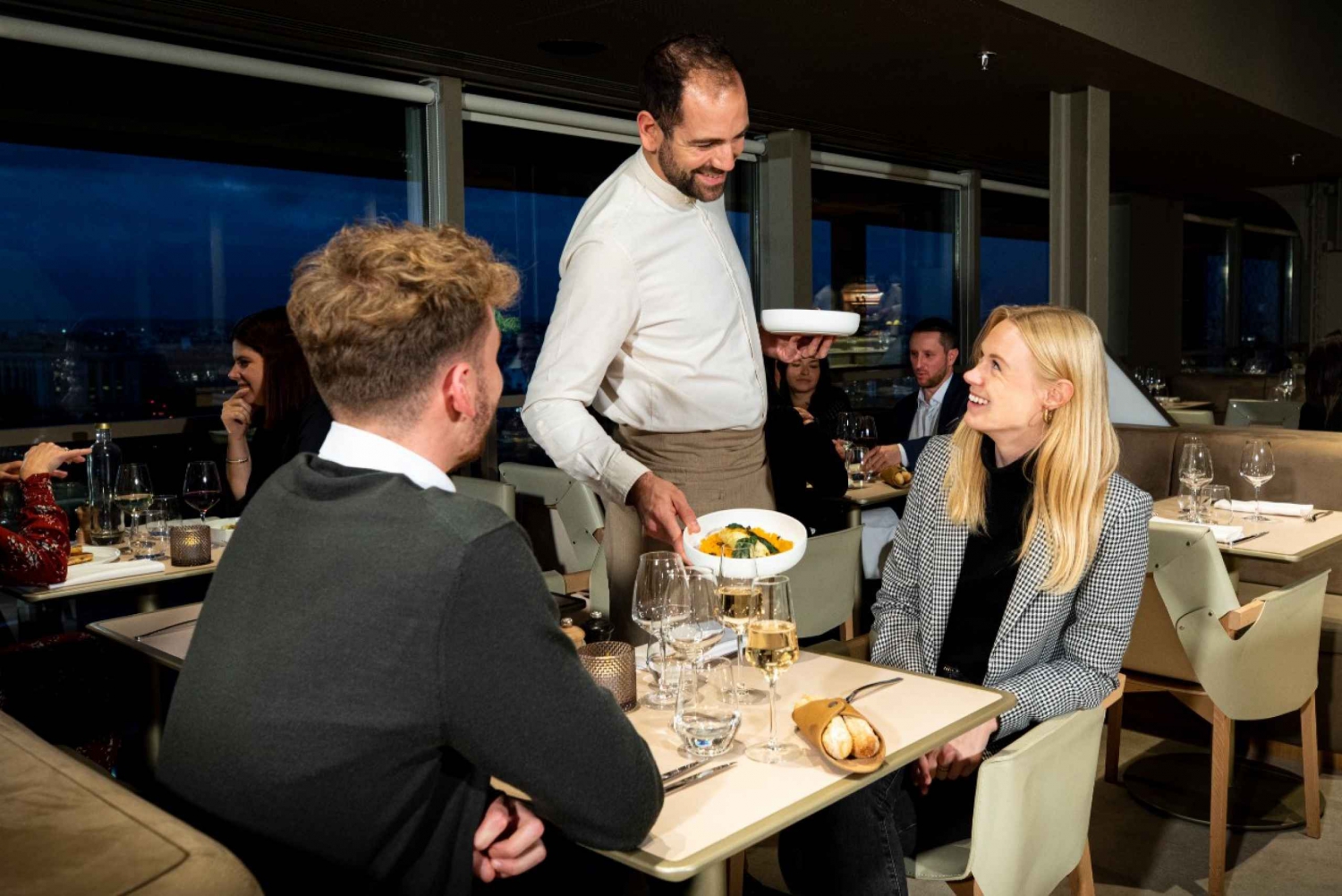 Paryż: Wczesna kolacja w Madame Brasserie w Wieży Eiffla