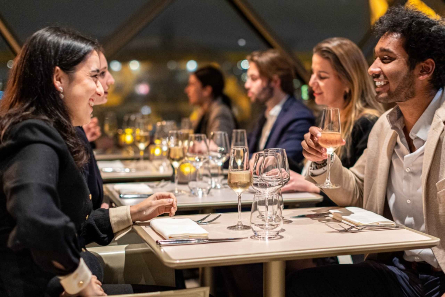 París: Cena elegante con copas en la Torre Eiffel