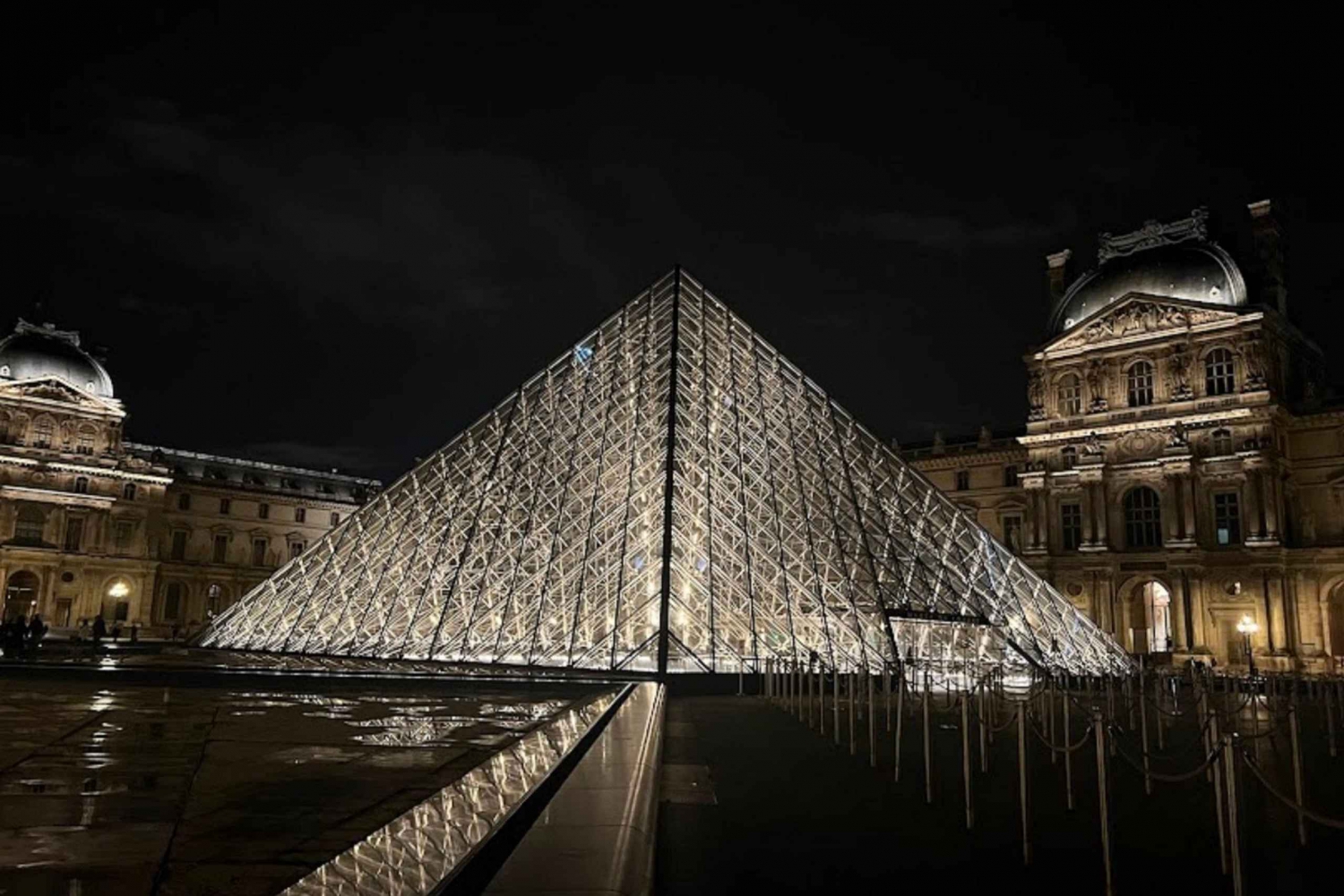 Paris: Tour guiado em PORTUGUÊS no Louvre - semi-privado