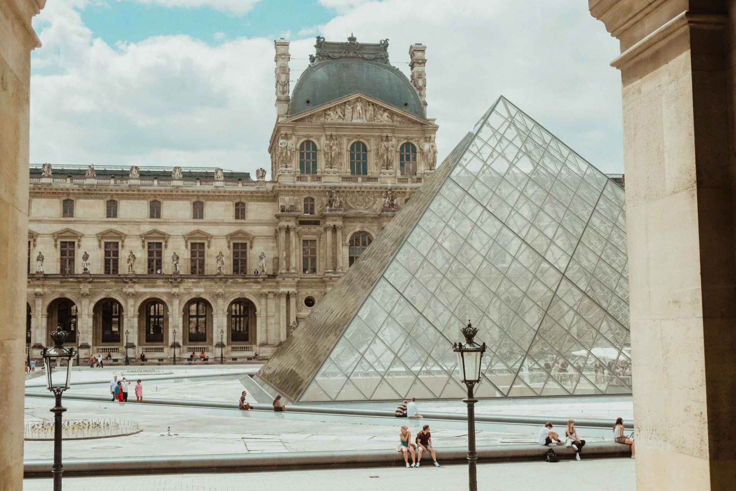 Parijs: Louvre Museum Ochtendrondleiding met Gereserveerde Toegang