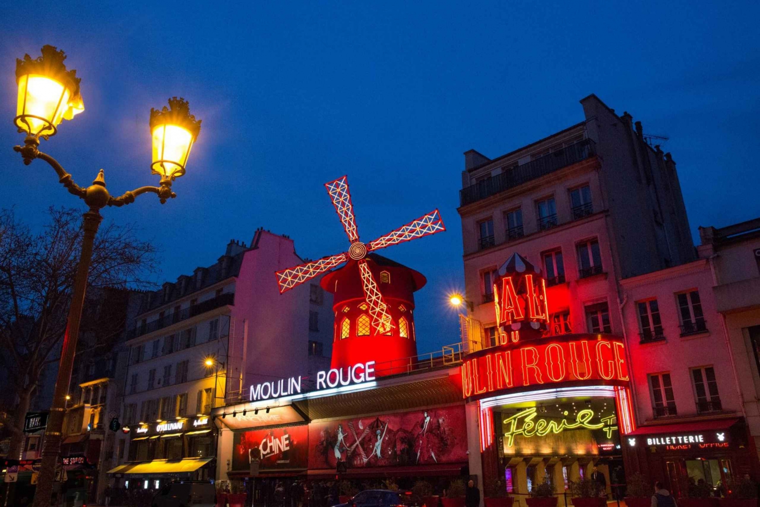 Parigi: Spettacolo del Moulin Rouge con Champagne e servizio di rientro