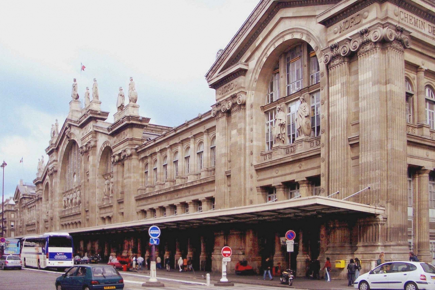 Paris: Private 1-Way Train Station to Hotel Transfer