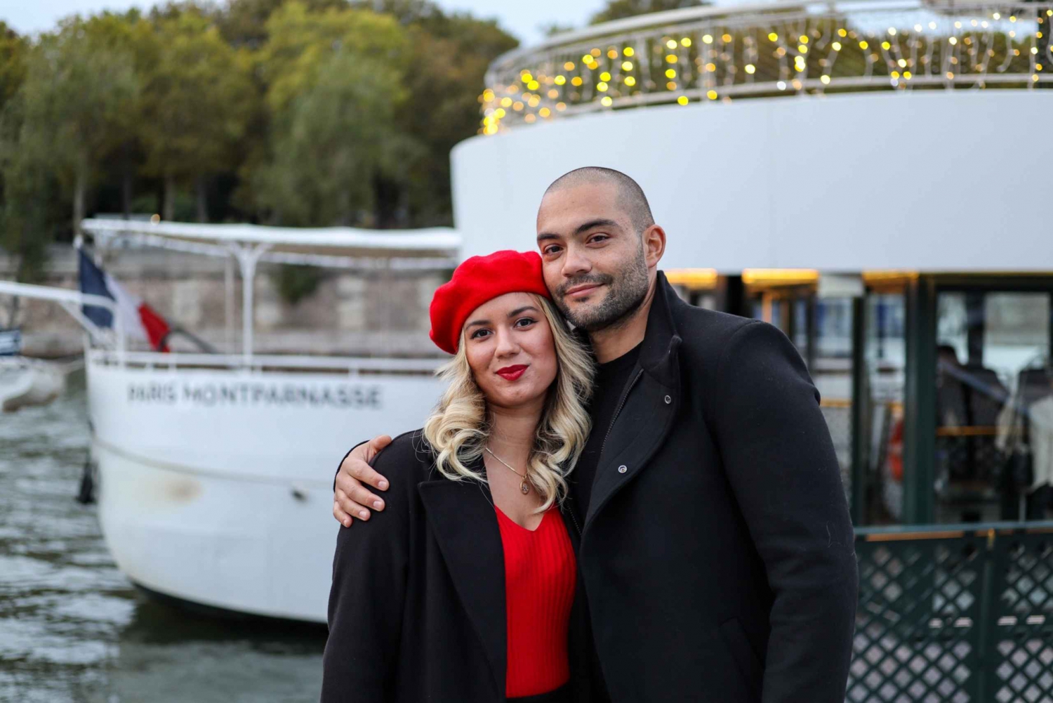 パリカップルのためのロマンチックな写真撮影