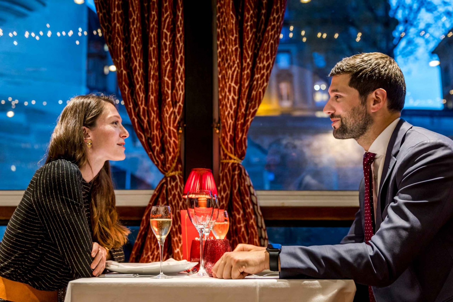 Parigi: Crociera sulla Senna con cena di 3 portate e musica dal vivo