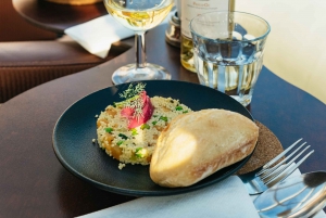 パリ：セーヌ川のパノラマビューディナークルーズ