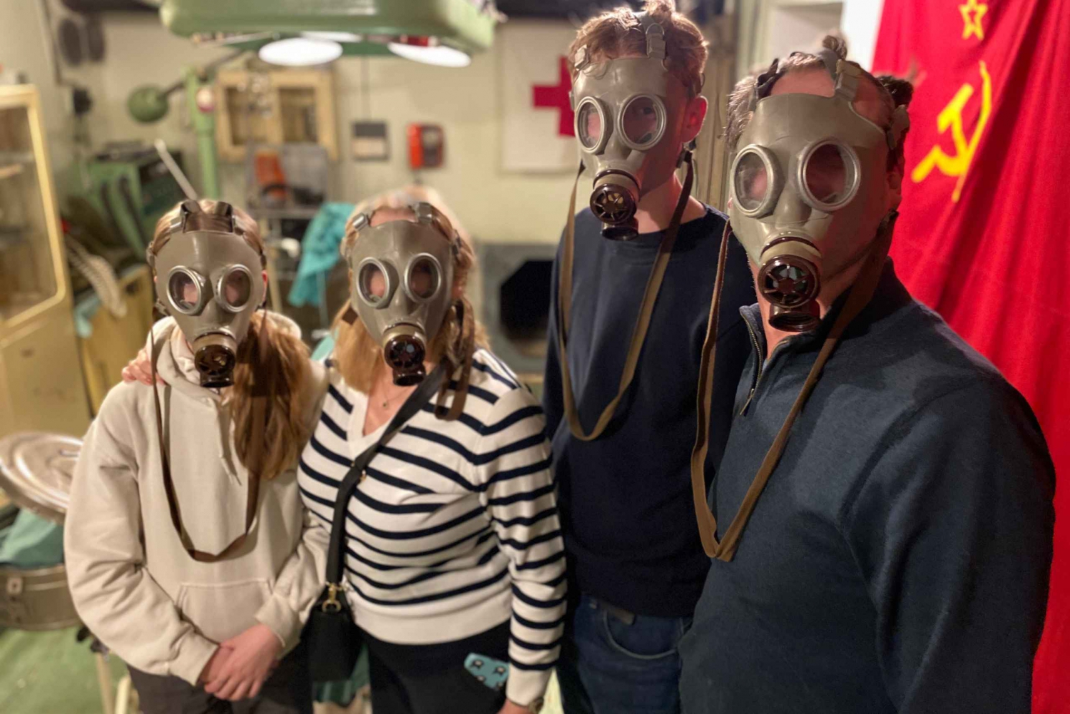 プラハ：共産主義と核シェルターツアー（70年代の食堂での昼食付き）