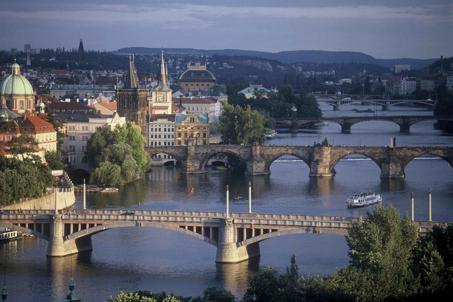 Prag: Bus- & Bootstour