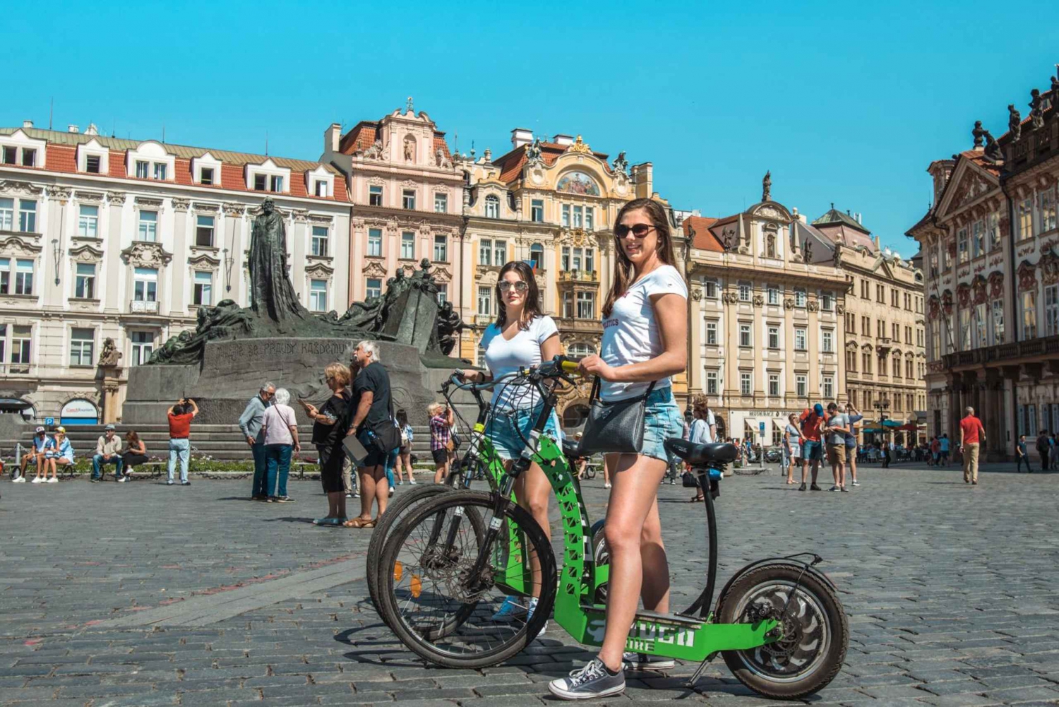 Praga: tour de 4 horas por la ciudad en Segway y e-scooter