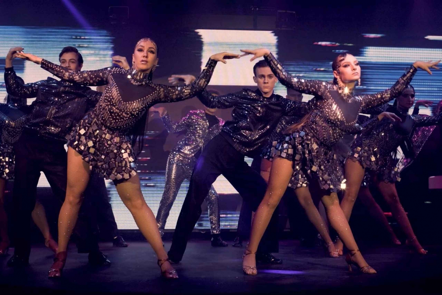 Prag: Hisnande kabaréföreställning med 4-rätters middag som tillval