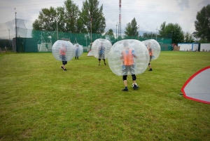 Prag: Bubble Football und Bogenschießen als Kombi-Erlebnis