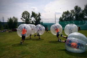 Prag: Bubble Football und Bogenschießen als Kombi-Erlebnis