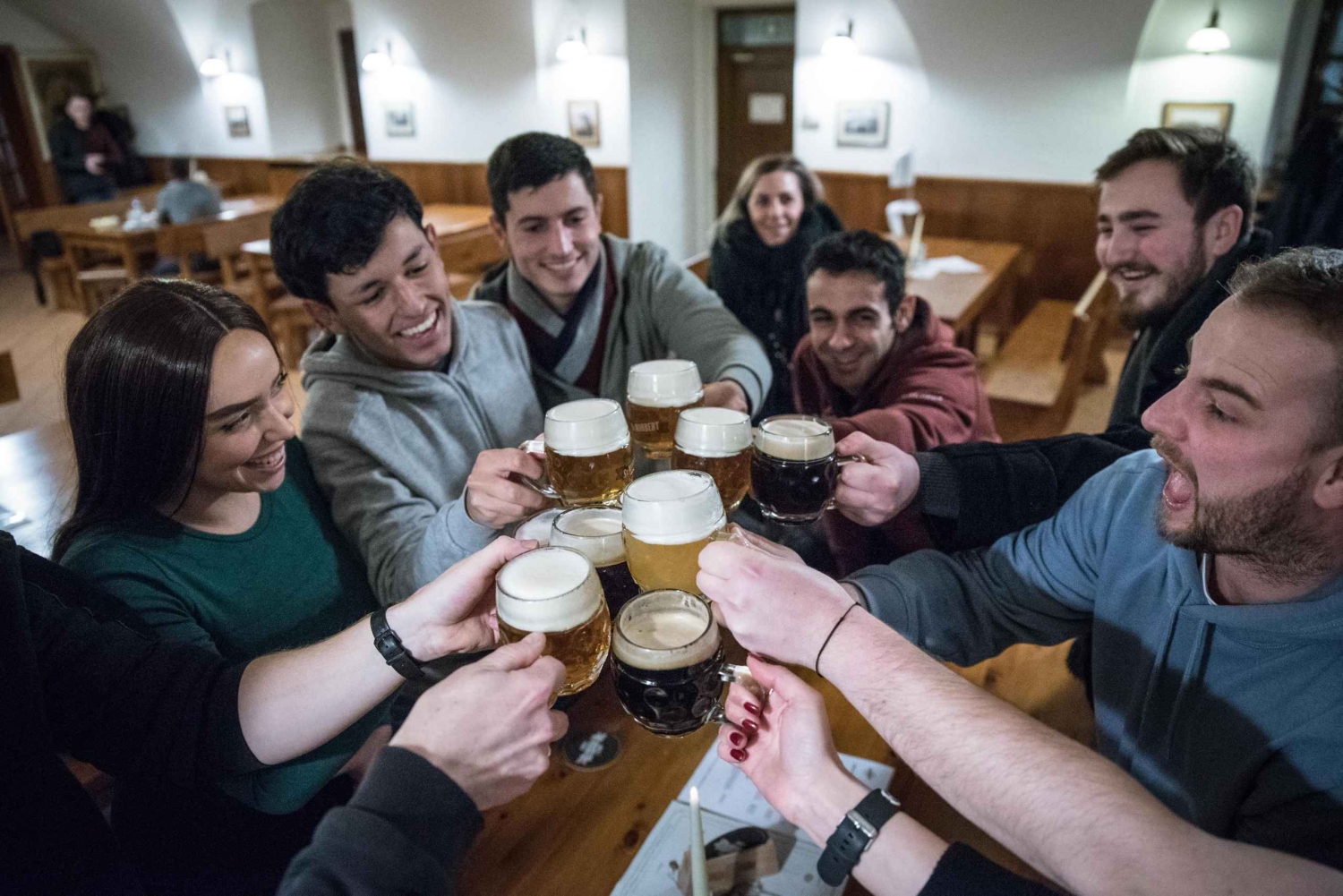 Praga: tour guidato a piedi tra birrerie e pub vicino al castello