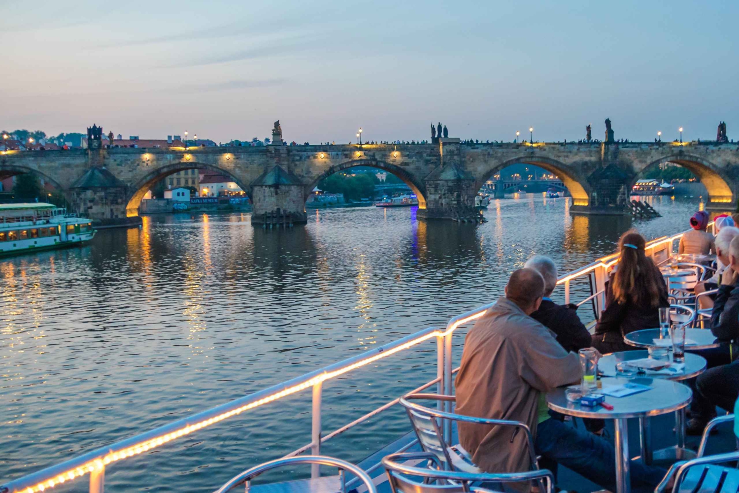 Prag: Dinner-Kreuzfahrt mit Abholung und Rücktransfer vom Hotel