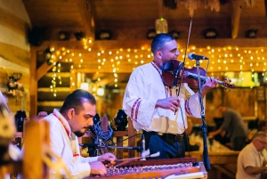 Praga: cena di 3 portate con bevande, spettacolo folcloristico e trasferimenti