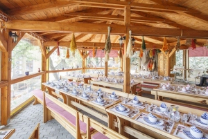 Praga: cena di 3 portate con bevande, spettacolo folcloristico e trasferimenti