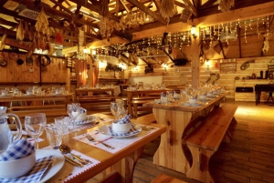 Praga: cena di 3 portate con bevande, spettacolo folcloristico e trasferimenti