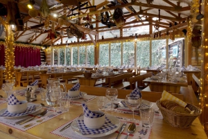 Praga: cena di 3 portate con bevande, spettacolo folcloristico e trasferimenti