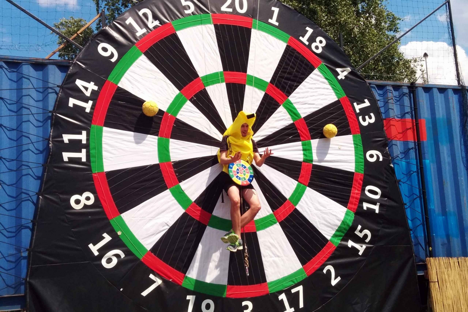 Prag : Giant Foot Darts och Giant Beer Pong-spel