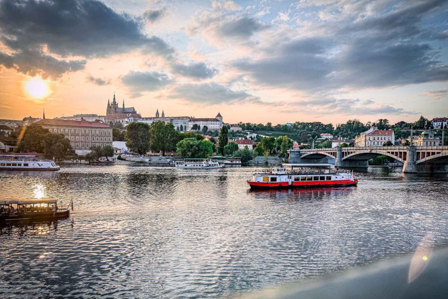 Prag: Bootsfahrt mit Mittagessen auf der Moldau mit 3-Gänge-Menü
