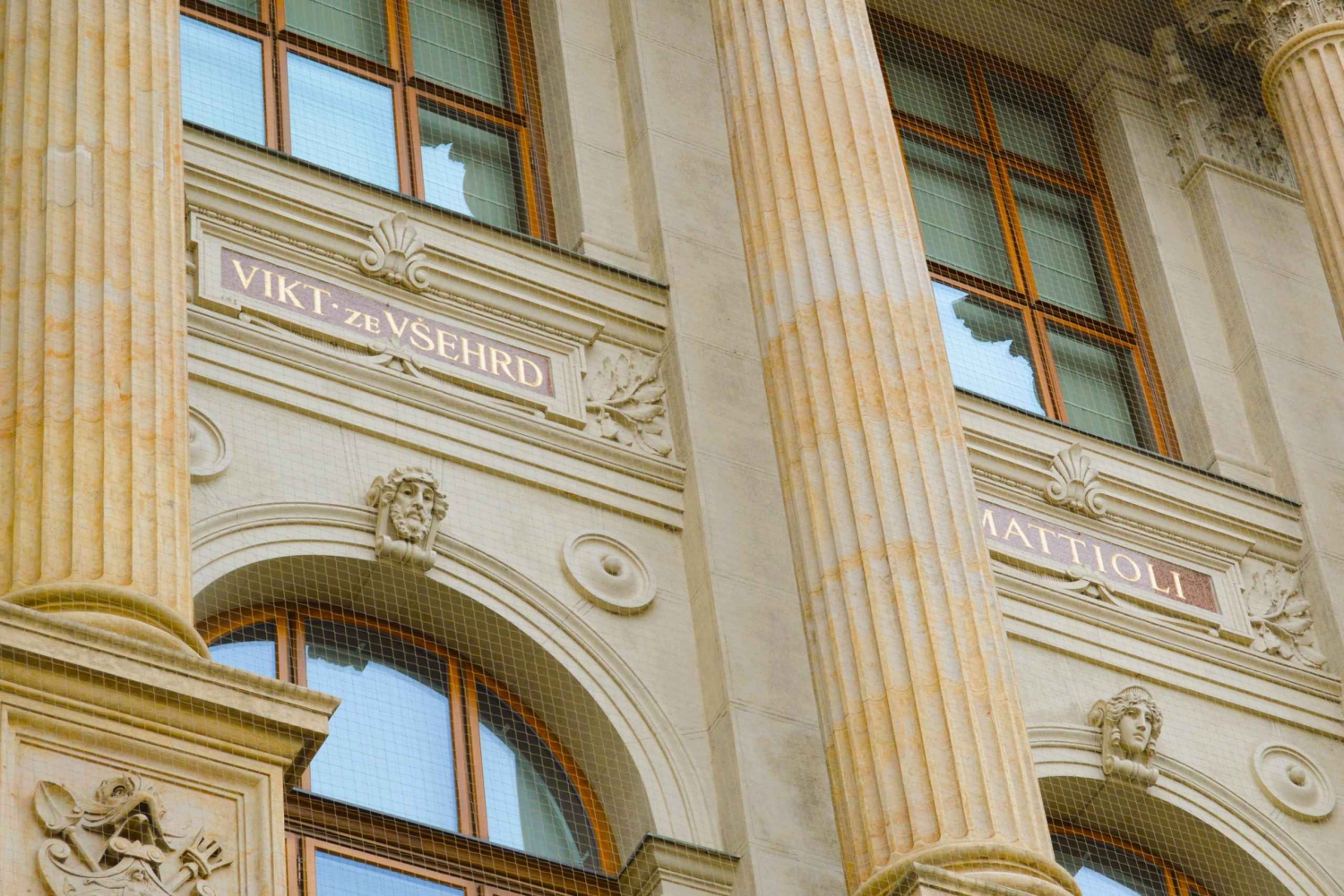 Praga: Biglietto per il Museo Nazionale e tour della città con audioguida online