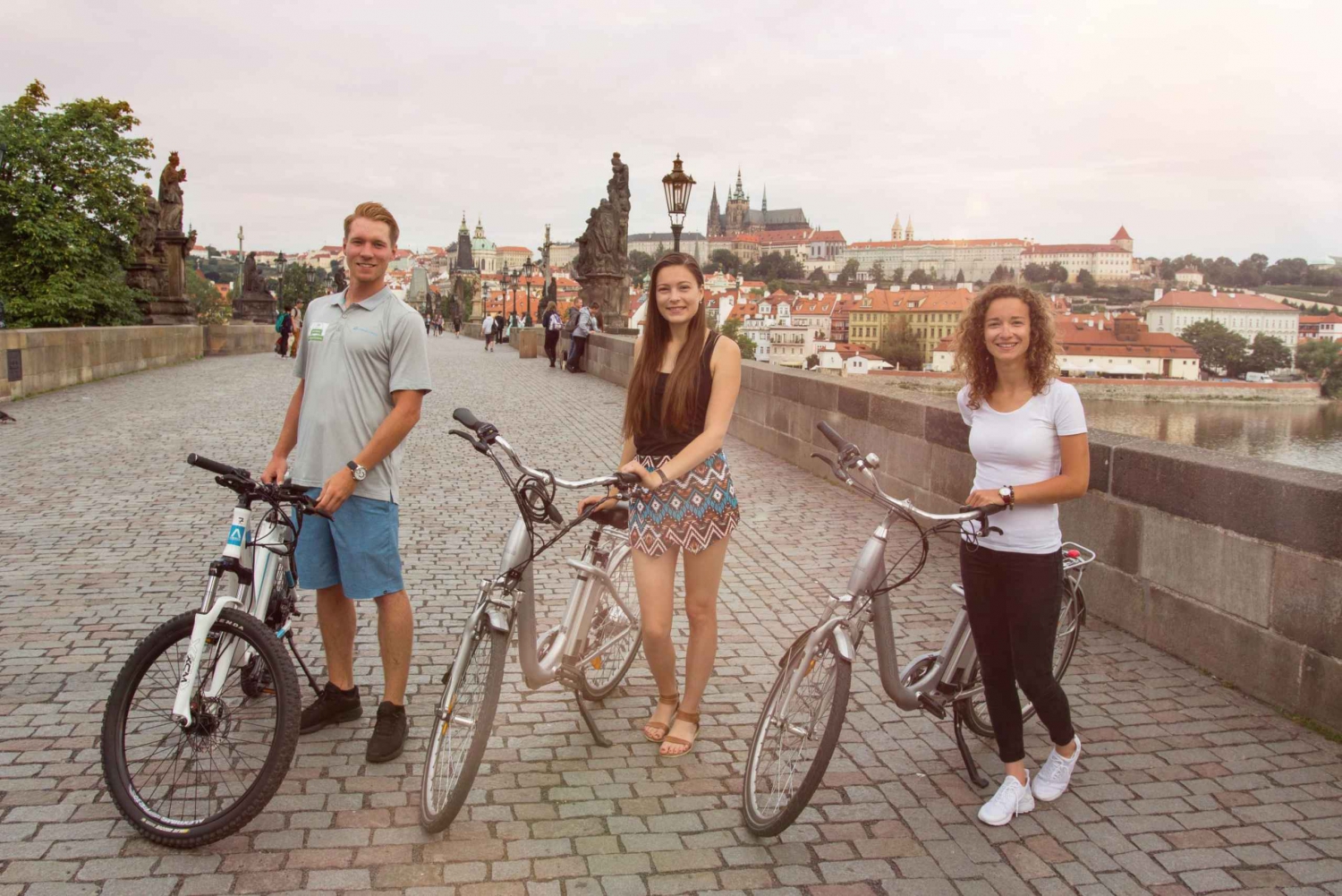 Praga: Passeio de E-Bike ou E-Scooter com um guia local
