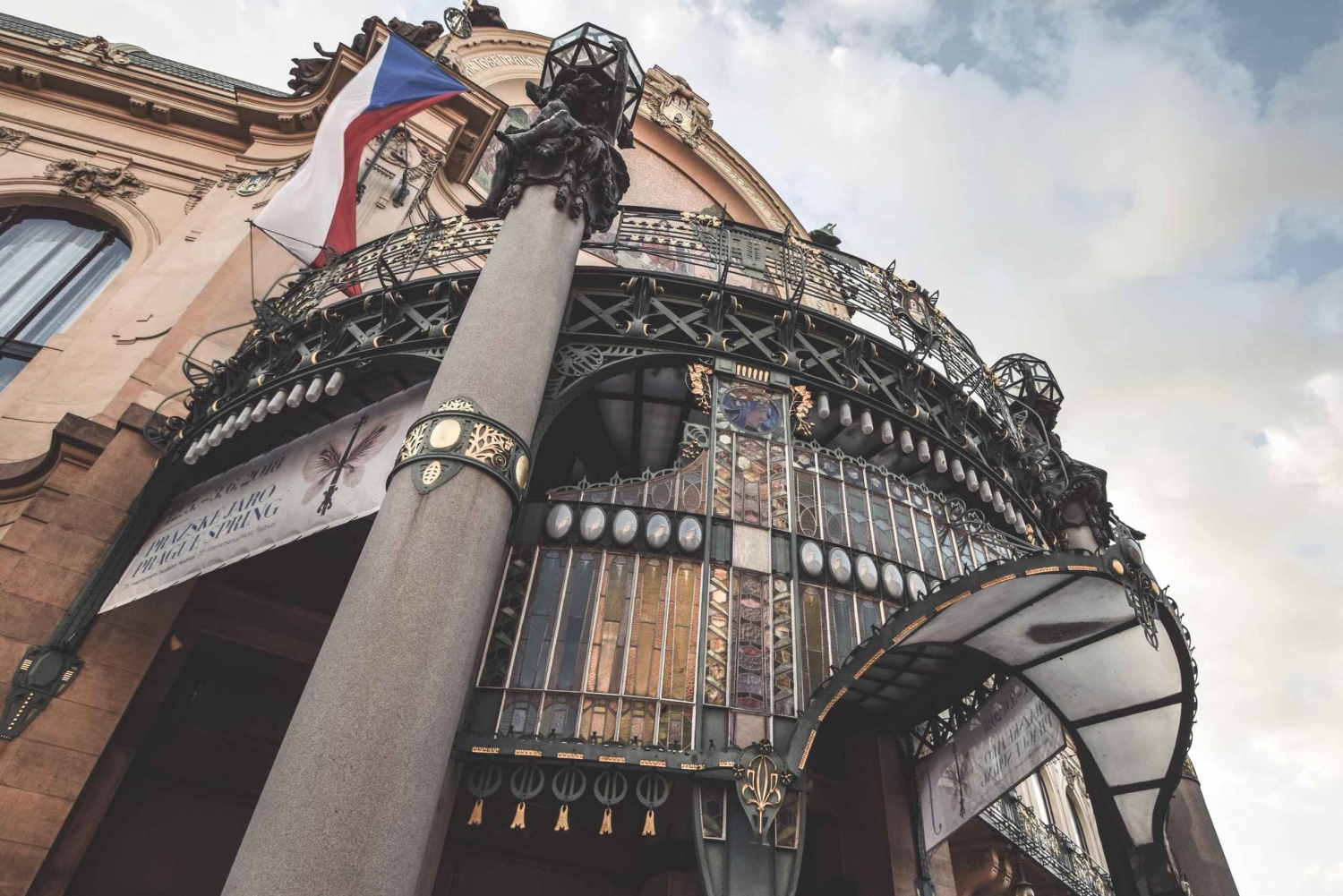 Praha: Prahan jugendtyylinen ja kubistinen kiertoajelu: Yksityinen Prahan jugendtyylinen ja kubistinen kierros