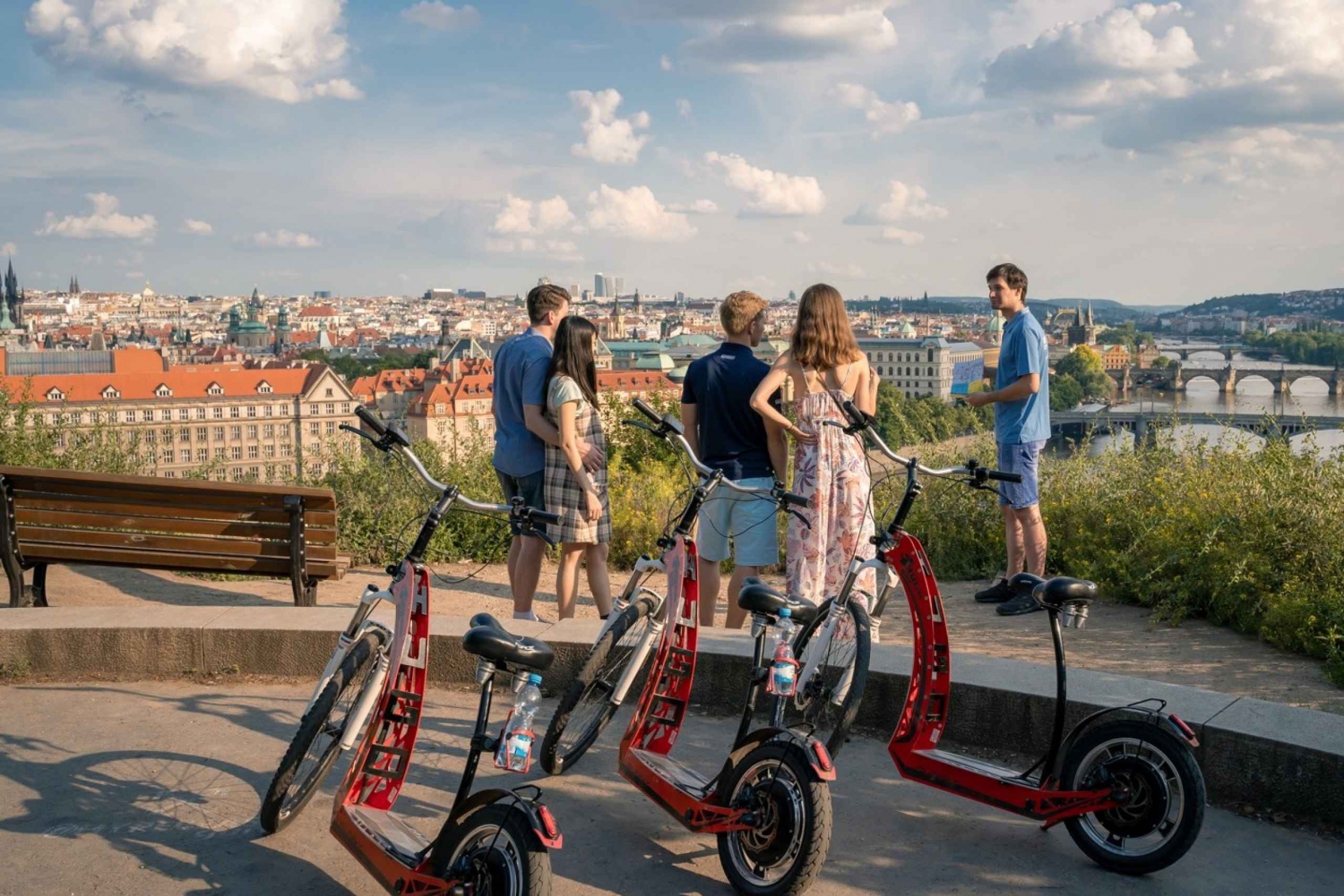 Praga: tour en bicicleta Fat Tire o en scooter normal con un guía local