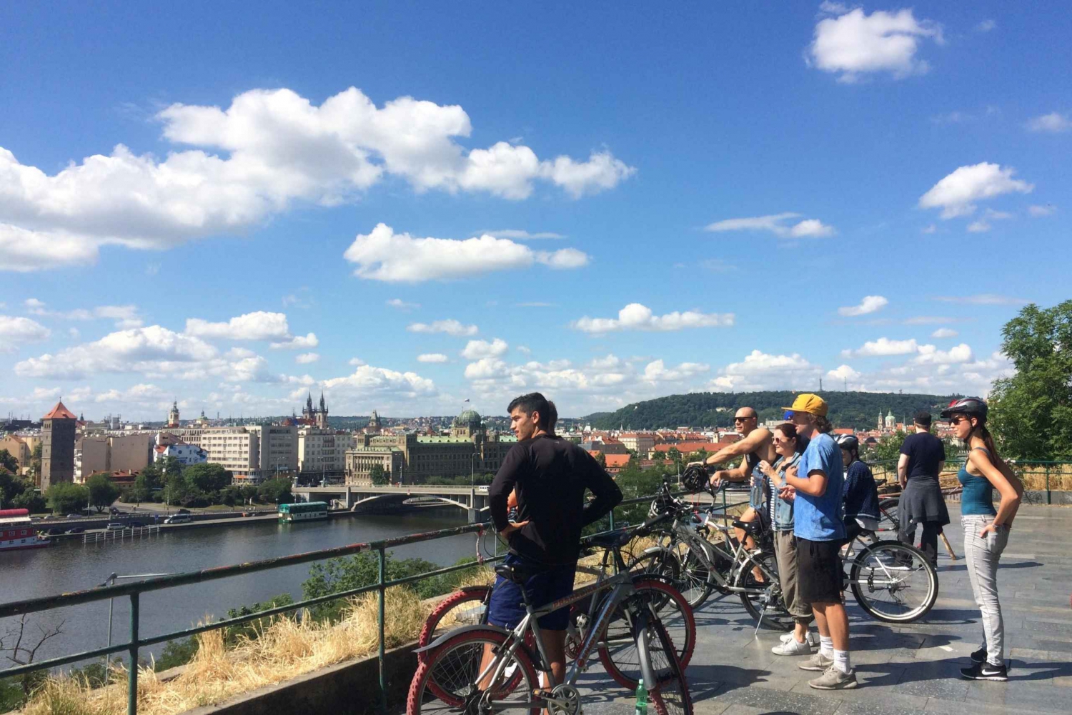 プラハ：素晴らしい景色、城、街、公園を巡る自転車ツアー
