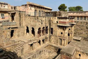 Tour pelo poço em degraus Chand Baori com guia que fala inglês