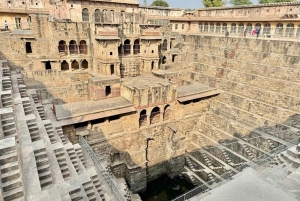 Tour pelo poço em degraus Chand Baori com guia que fala inglês