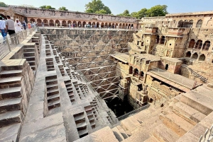 Tour pelo poço em degraus Chand Baori com guia que fala inglês