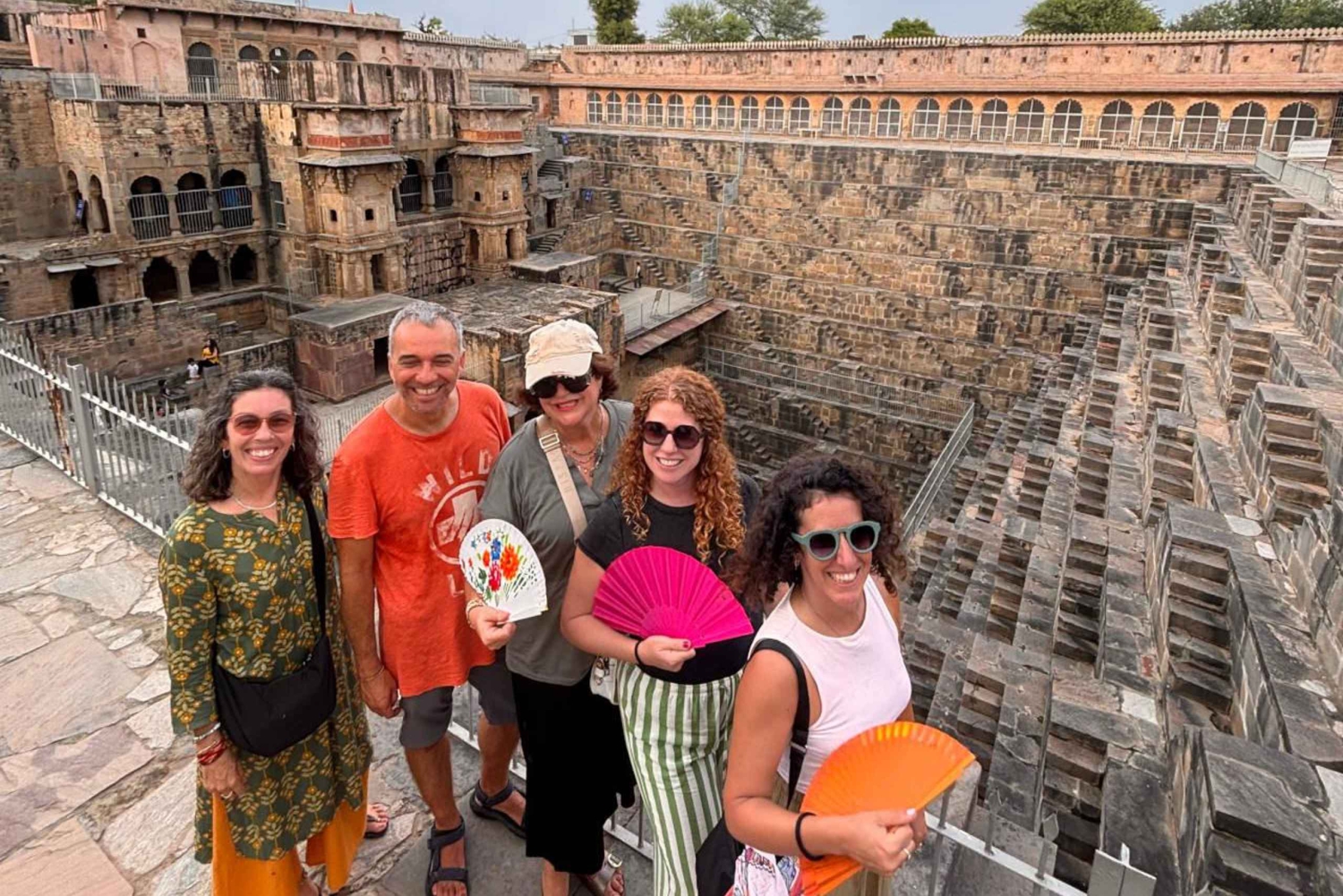 ジャイプールからアバネリとモンキーテンプルへのエクスカーションをご案内します