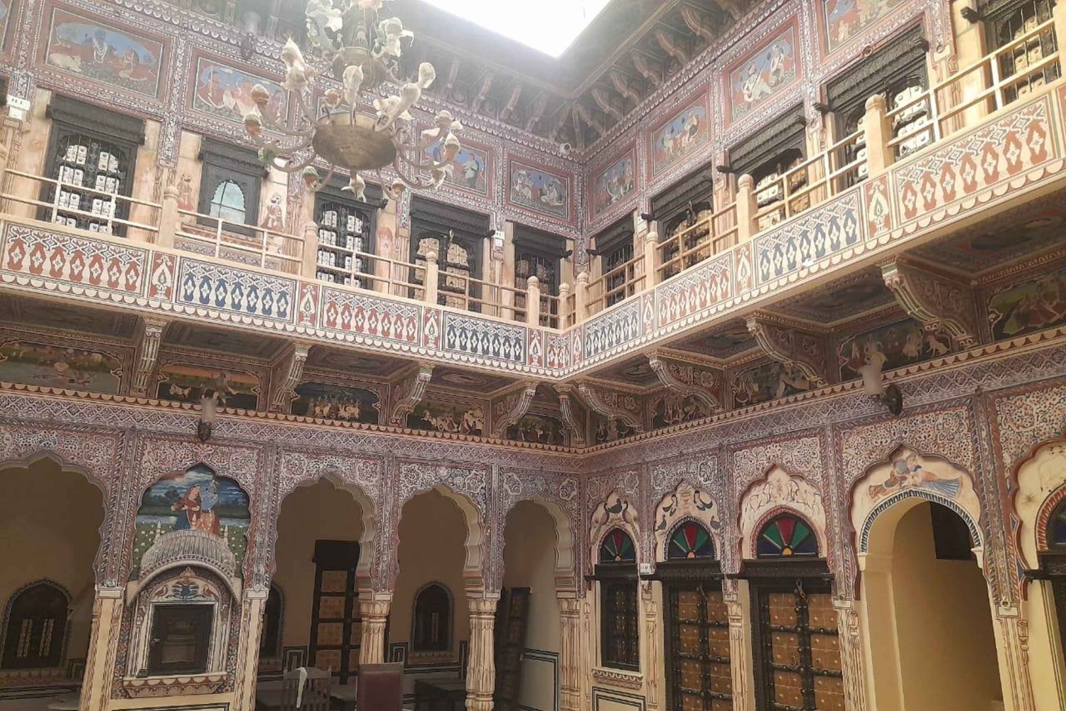 Explorez la ville de Mandawa, une galerie d'art ouverte, au cours d'une excursion d'une journée.