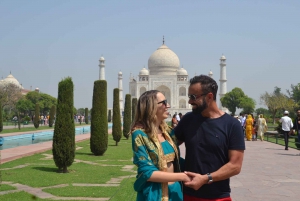 From Delhi: All-Inclusive Taj Mahal Tour by Gatimaan Express