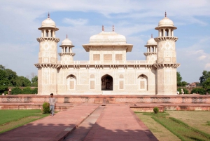 From Delhi: All-Inclusive Taj Mahal Tour by Gatimaan Express