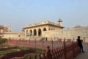 デリー発：タージ・マハル＆アグラ日帰りツアー（ジャイプール送迎付き）