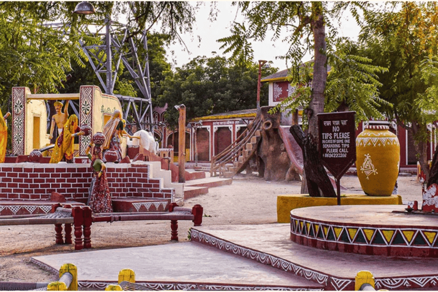 Dżajpur: wycieczka do wioski Chokhi Dhani z kolacją w zabytkowym samochodzie