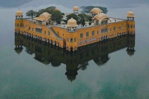 ジャイプル：車とガイド付きの終日ツアーをご案内いたします