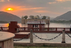 ジャイプル：車とガイド付きの終日ツアーをご案内いたします