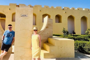 ジャイプル：車とガイド付きの終日ツアーをご案内いたします