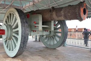 Dżajpur: zwiedzanie Fortu Jaigarh z przewodnikiem i biletem wstępu