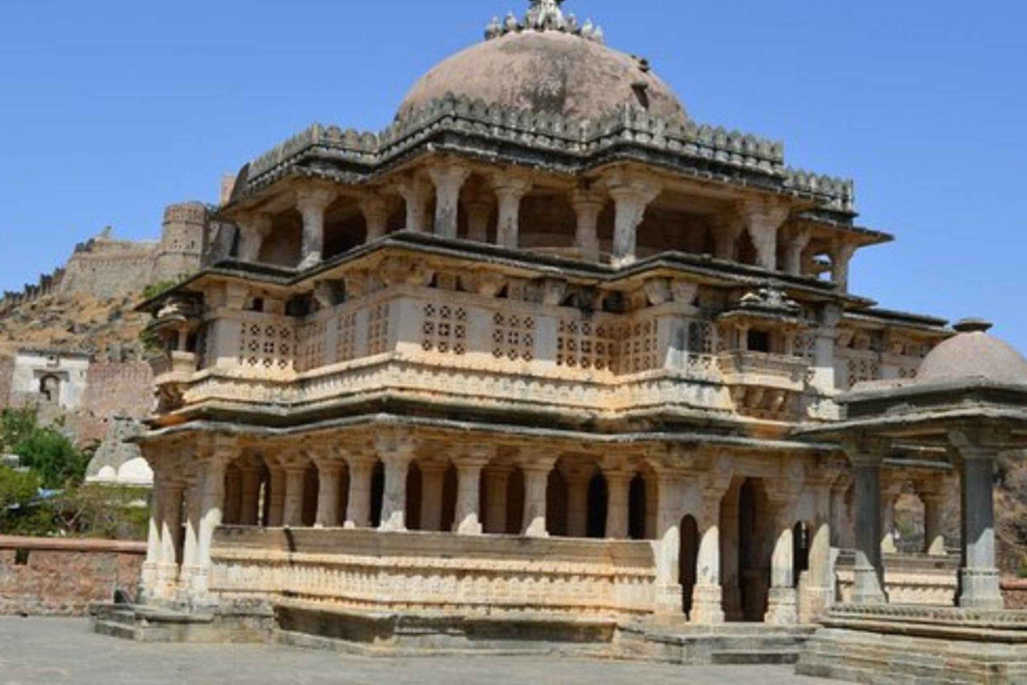 Visita al Fuerte de Kumbhalgarh y al Templo Jainista de Ranakpur desde Udaipur