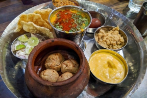 ビーカネールの味：ガイドが案内する屋台の食べ物試食ツアー（7種以上）