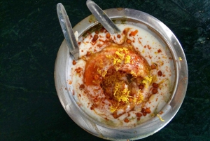 ビーカネールの味：ガイドが案内する屋台の食べ物試食ツアー（7種以上）