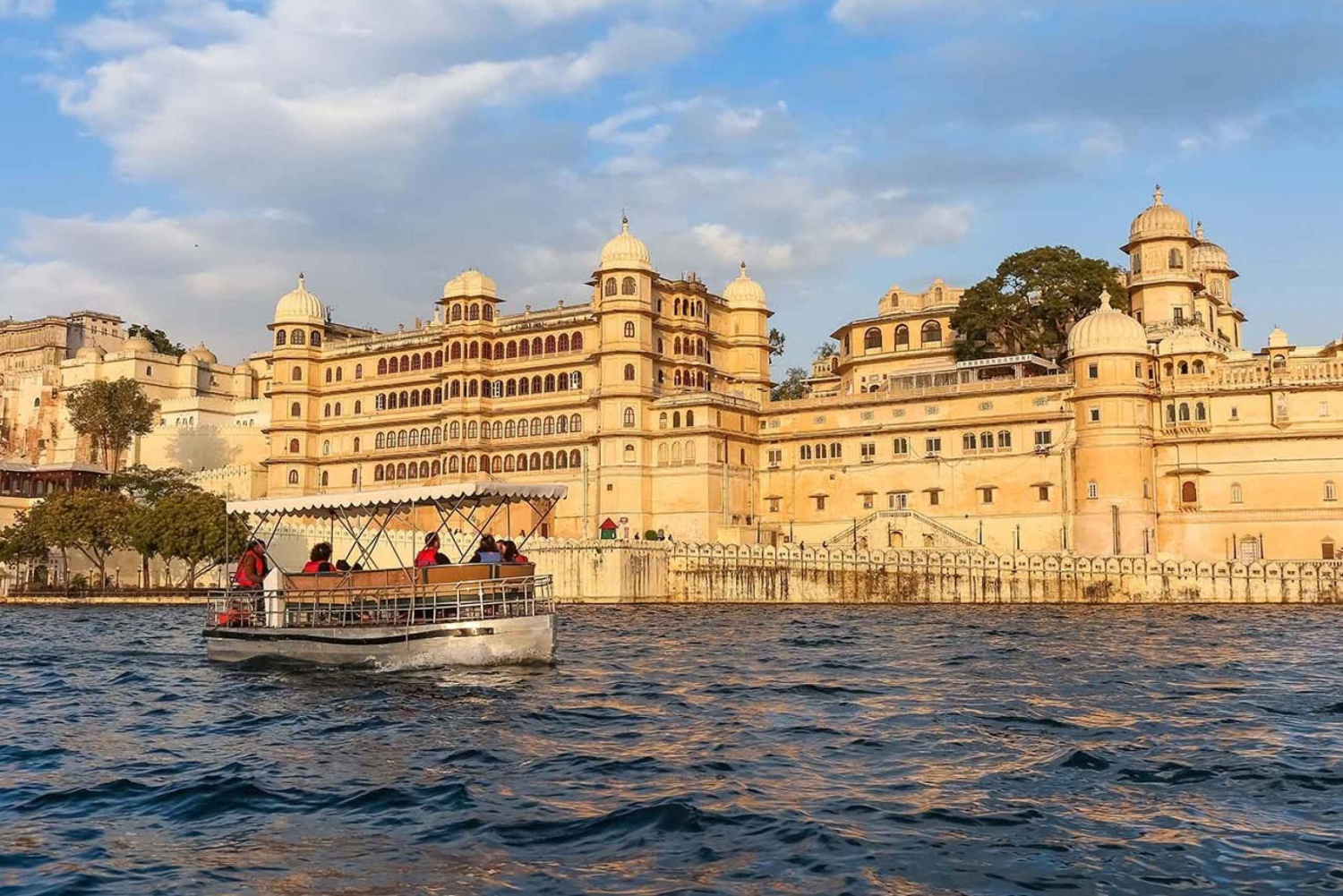 Udaipur: Private Full-Day Sightseeing Tour by Car with Guide